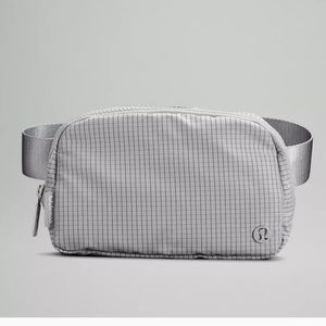 LULULEMON EVERYWHERE BELT BAG IN SEAL GREY/GRAPHITE combo pattern